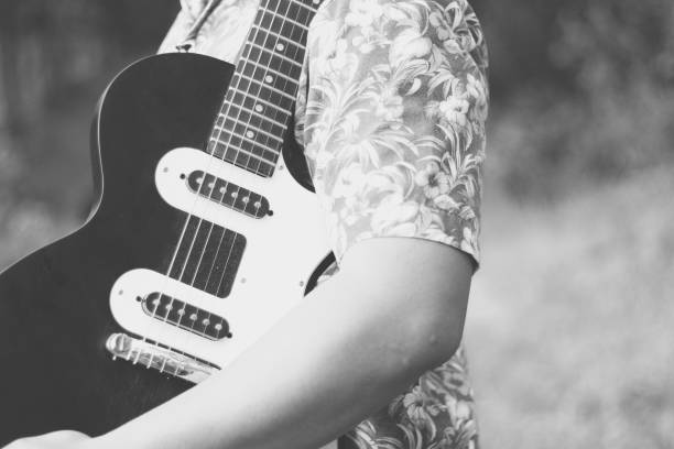 Electric guitar, suitable for rock, hard rock and heavy metal music, with a strong linear halftone effect. (Guitar body and headstock shapes have been substantially altered.)