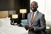 schwarzer-mann-als-hoteldirektor.jpg?b=1&s=170x170&k=20&c=-7XfY2JyRGdWFQTr7igBmlKJhfjnS1vwt-ydodHx2Dc=