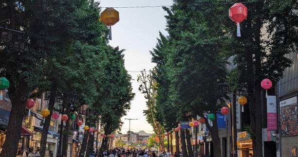 istock Insadong Street Seoul 2155094569