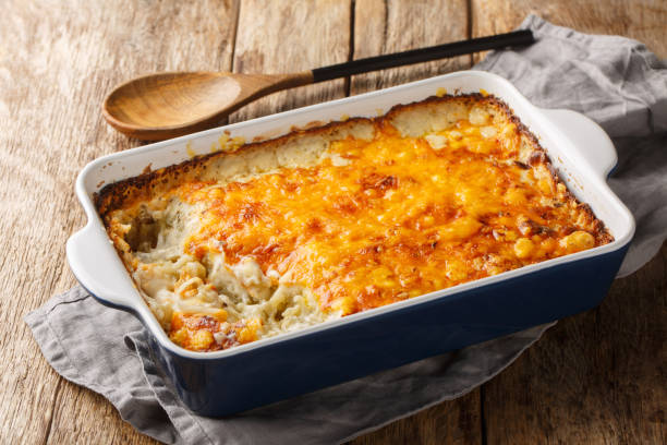 fotografii de stoc, fotografii și imagini scutite de redevențe cu caserolă de casă cu brânză hashbrown cu cartofi și smântână prim-plan în vasul de copt. orizontal - caserolă