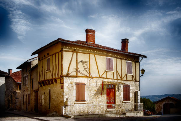 Saint-Santin est une commune française, située dans le département de l'Aveyron en région Occitanie. Le bourg de la commune de Saint-Santin présente la particularité d'être juxtaposé au bourg homonyme de Saint-Santin-de-Maurs, situé dans le département du Cantal.