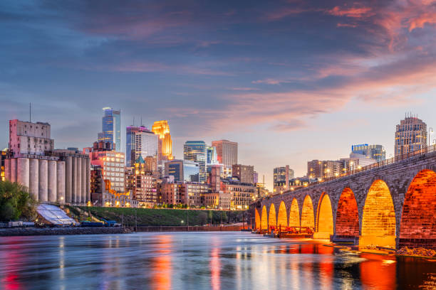 миннеаполис, миннесота, сша skyline в сумерках - миннесота стоковые фото и изображения