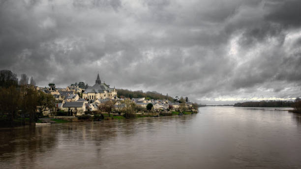Lieu de confluence entre la Loire et la Vienne, le village de Candes-Saint-Martin s’est développé comme port fluvial.
