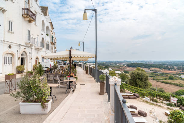 panoramatická procházka historickým centrem locorotondo, metropolitní město bari, apulie, itálie - locorotondo - stock snímky, obrázky a fotky