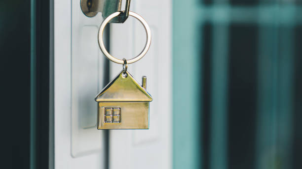 house model and key in house door. real estate agent offer house, property insurance and security, affordable housing concepts - compra vivienda fotografías e imágenes de stock