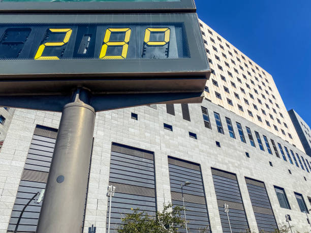 istock 28 degrees celsius in the city 2155383006