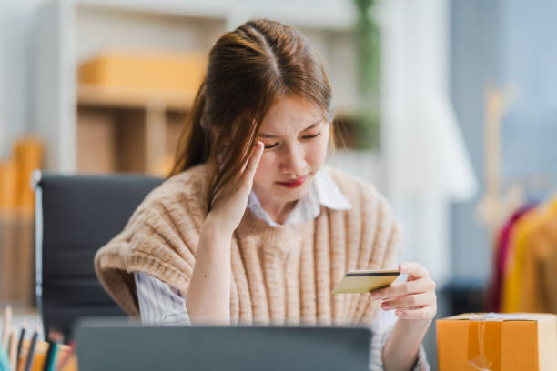 A young Asian businesswoman efficiently manages SMEs, utilizing her desk, tablet, laptop to handle online orders and live streams, showcasing entrepreneurial prowess in the dynamic market landscape. una joven empresaria asiática administra de manera eficiente las pymes, utilizando su escritorio, tableta y computadora portátil para manejar pedidos en línea y transmisiones en vivo, mostrando su destreza empresarial en el dinámico panorama del mercad