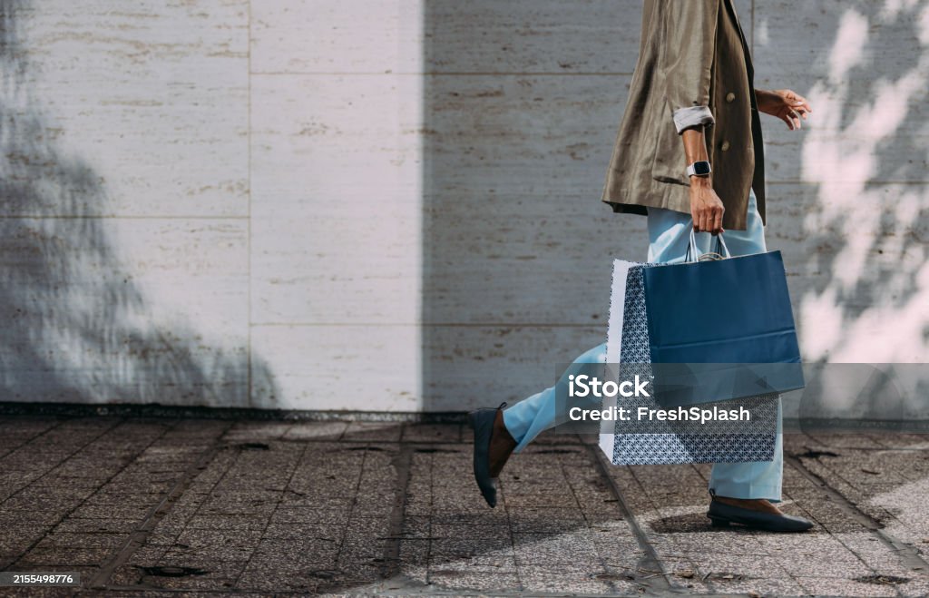 Woman Walking With Shopping Bags on City Street - Royalty-free Detailhandel Stockfoto Woman Walking With Shopping Bags on City Street - Royalty-free Detailhandel Stockfoto