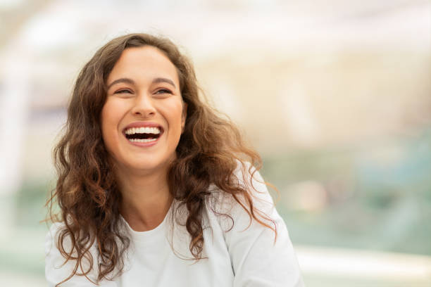 closeup shot of beautiful young woman happily laughing - beleza natural pessoas imagens e fotografias de stock