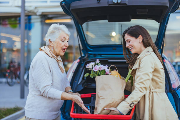 istock Family Grocery Day Assistance 2155550051