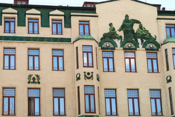Many windows and the green relief called Glorification of Russia, a depiction of the Roman god Neptune on the facade of the Hotel Moskva, Palace Rossiya, an example of Art Nouveau architecture in the city center of Belgrade, Serbia 2022 muchas ventanas y el relieve verde llamado glorificación de rusia, una representación del dios romano neptuno en la fachada del hotel moskva, el palacio rossiya, un ejemplo de arquitectura art nouveau en el centro de la ciudad de belgrado, serbia