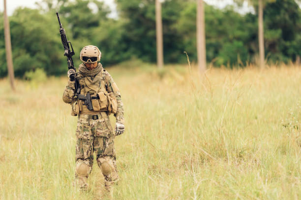 Amidst the perilous jungle battlefield and surrounding grasslands, soldiers carry M16 rifles as they patrol, remaining vigilant to thwart enemy attacks from all directions to protect the territory. en medio del peligroso campo de batalla de la jungla y las praderas circundantes, los soldados llevan rifles m16 mientras patrullan, permaneciendo atentos para frustrar los ataques enemigos desde todas las direcciones para proteger el territorio.