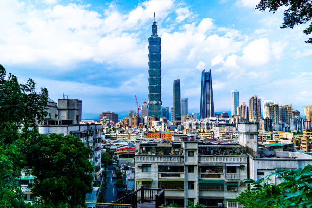 istock A city skyline with a tall building in the middle 2155677934