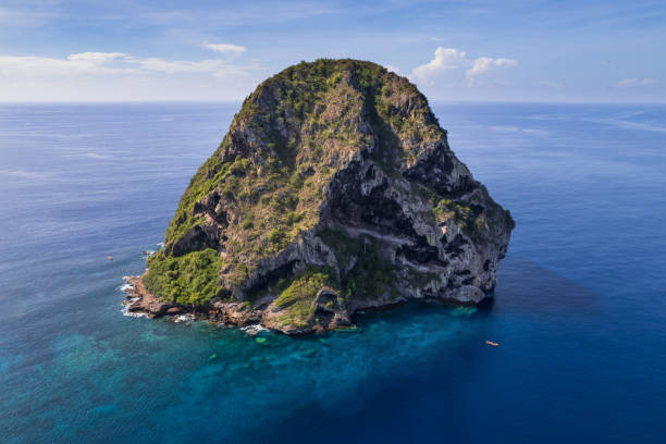The Rocher du Diamant (Diamond Rock)  is a striking volcanic island off the coast of Martinique. It rises 175 meters above sea level, offering a unique ecosystem. Famous for its role in naval history, it's a popular diving and sightseeing destination.