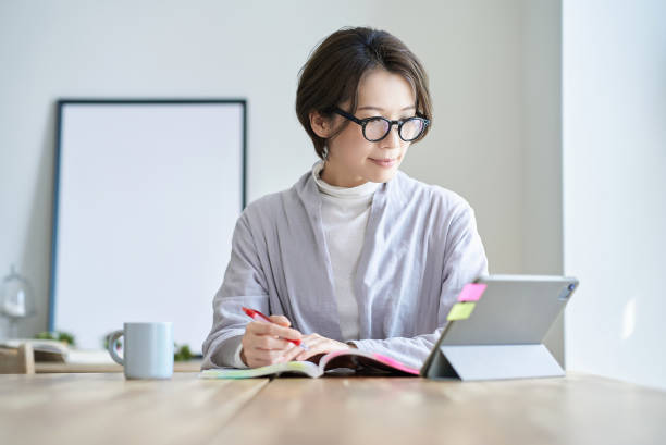a woman working in a room - 勉強 ストックフォトと画像