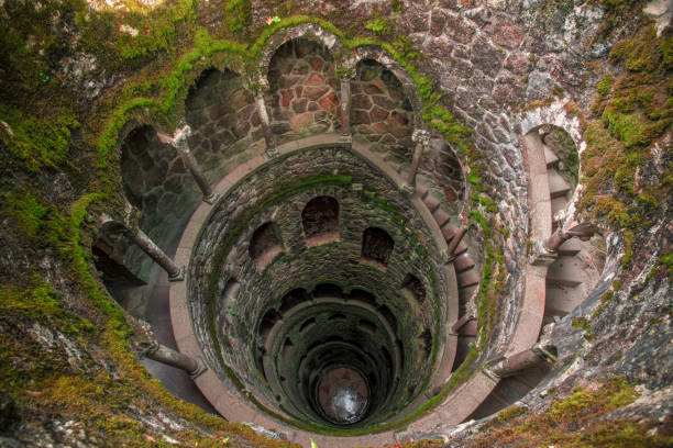 the beautiful initiation well at quinta da regaleira - sintra, portugal - sintra stockfoto's en -beelden