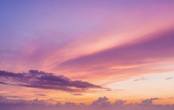 sunset cloudscape Panoramic with rich purple and pink tones blending into orange at horizon, tranquil evening sky view, natural dusk setting, soft wispy cloud formation, twilight backdrop cielo de la puesta del sol con tonos rosados púrpuras, paisaje de nubes sereno, atmósfera tranquila del crepúsculo, colorida belleza crepuscular, vista pacífica de la naturaleza de la noche, patrón de nubes vibrante, horizonte cálido brillante