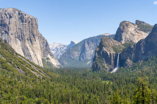 istock Tunnel View of Yosemite Valley 2155885918