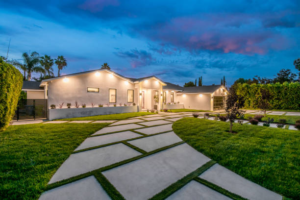 istock Modern new construction home in Los Angeles at sunset 2155899851