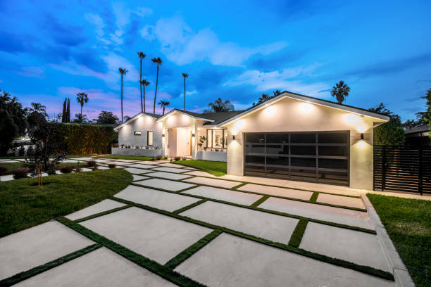 istock Modern new construction home in Los Angeles 2155899869