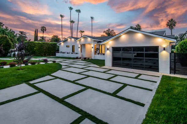 istock Modern new construction home in Los Angeles 2155900028