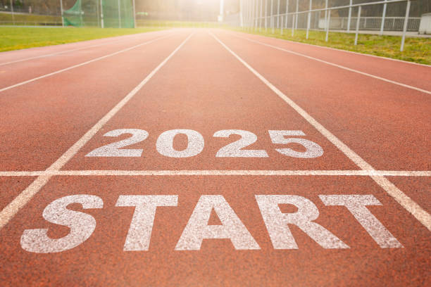mulai tahun baru. perubahan tahun 2025, 2026, 2027 di lintasan lari. konsep ide-ide baru dimulai pada tahun baru, perencanaan bersama dengan menetapkan tujuan untuk menetapkan tujuan kpi untuk sukses dalam hidup. - lari 100 meter foto potret stok, foto, & gambar bebas royalti