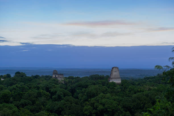 istock amanecer con vista a las ruinas de Tikal en Guatemala 2155933237