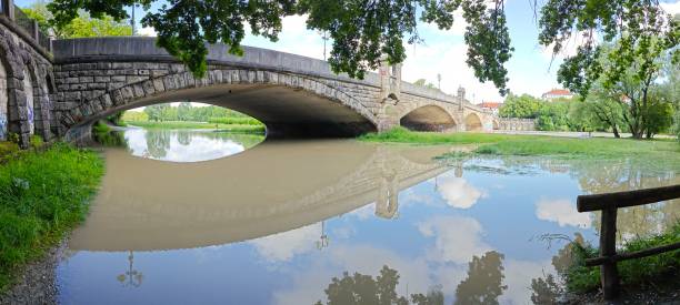 Unterspülte Wittelsbacherbrücke in München während des Hochwassers im Juni 2024