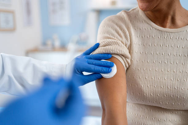 a medical technician performs vaccination - vacina imagens e fotografias de stock