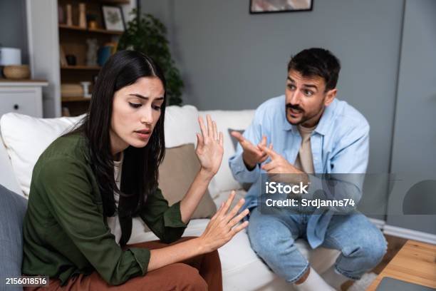 Young Married Couple Husband And Wife Sitting At Home Having Problems In Their Marriage And A Cold Relationship A Boyfriend And A Girlfriend Roommates Have An Argument About Spending Too Much Money Hình ảnh Sẵn có - Tải xuống Hình ảnh Ngay bây giờ