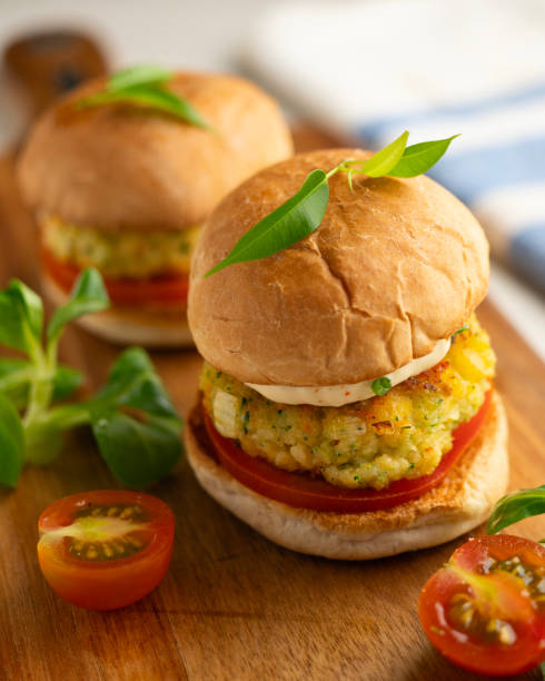 piccoli hamburger di pesce con verdure. - veggie burger foto e immagini stock