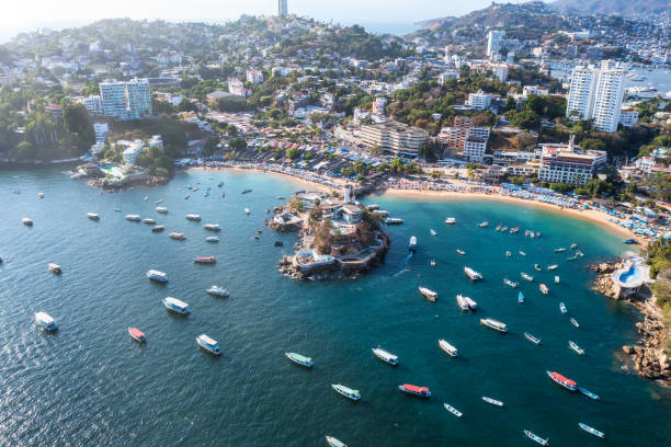 playa caleta en acapulco, guerrero - tiempo en acapulco fotografías e imágenes de stock