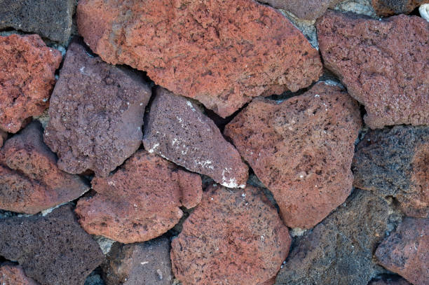Pietre vulcaniche sui muri di Stromboli