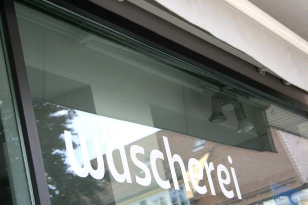 istock Shop window with the inscription “Laundry”.
(German: 