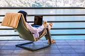 kaukasische-frau-im-mittleren-erwachsenenalter-die-vom-balkon-mit-blick-auf-meer-und-berg-am.jpg?b=1&s=170x170&k=20&c=W0Sal3UrLomQnxbYfSehRLr0djs1DTPQX4QX-HBZug8=