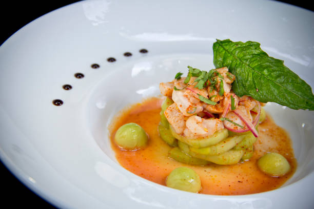 Ecuadorian mixed ceviche with fish and shrimp, served in glass cups, accompanied by crunchy plantain chips and popcorn. A traditional combination full of flavor and Ecuadorian culture.