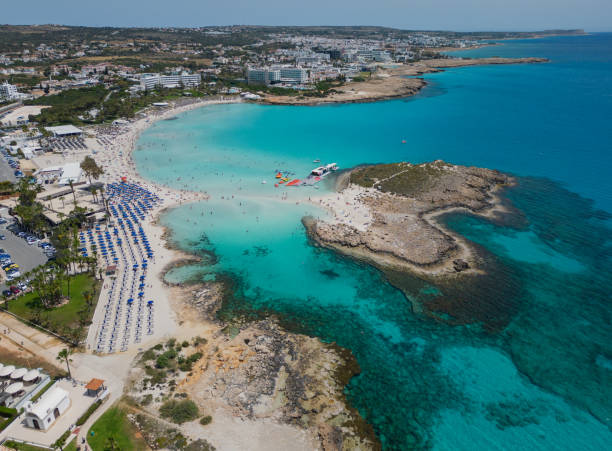 vue aérienne de l’église et de la plage de nissi sur le littoral en direction d’ayia napa, chypre - ayia napa photos et images de collection