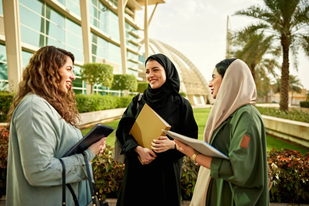 mujeres saudíes hablando entre sí en el campus universitario - cultura-de-oriente-medio fotografías e imágenes de stock