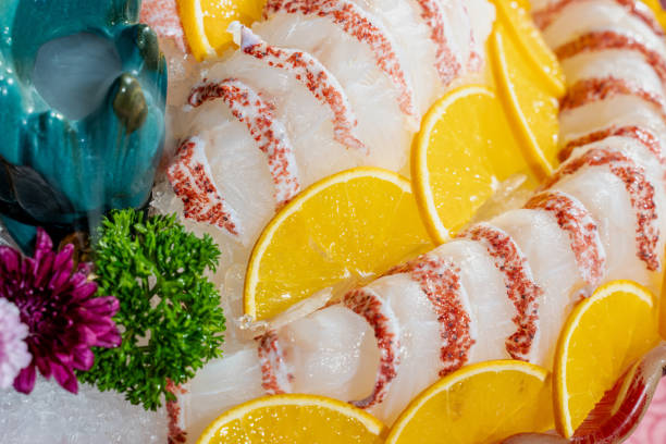 The sashimi and sliced oranges in the dish
