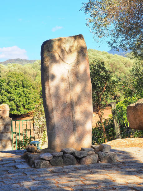 Due to the beauty of its menhir statues, Filitosa is undoubtedly the major site of Corsican prehistory. Its menhir statues constitute one of the most spectacular and accomplished manifestations of megalithism in the Mediterranean debido a la belleza de sus estatuas de menhires, filitosa es sin duda el principal yacimiento de la prehistoria de córcega. sus estatuas de menhires constituyen una de las manifestaciones más espectaculares y logradas del megalitismo en el mediterráneo