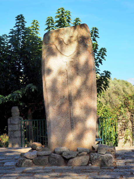 Due to the beauty of its menhir statues, Filitosa is undoubtedly the major site of Corsican prehistory. Its menhir statues constitute one of the most spectacular and accomplished manifestations of megalithism in the Mediterranean debido a la belleza de sus estatuas de menhires, filitosa es sin duda el principal yacimiento de la prehistoria de córcega. sus estatuas de menhires constituyen una de las manifestaciones más espectaculares y logradas del megalitismo en el mediterráneo