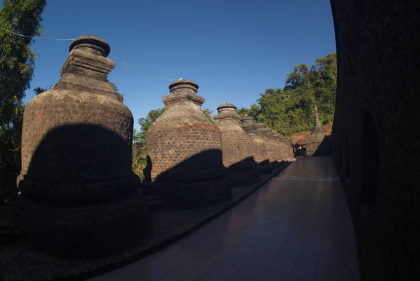 Laymyetnha Paya in Wat Thukkhanthian is an octagonal temple. Inside there is a balcony. There are 8 Buddha statues around the core of the pagoda and along the walls there are 28 small Buddha statues. They are considered to be the earliest buildings of Mrauk U city.
