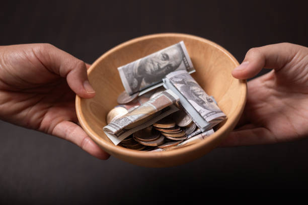 Christian finance principles tithing is seen as giving back to God as mentioned in the Bible where believers offer portion of their money gift of gratitude. tithe, coin, bible, christian, giving. los principios financieros cristianos, el diezmo, se considera una retribución a dios, como se menciona en la biblia, donde los creyentes ofrecen una parte de su dinero, un regalo de gratitud. el diezmo, la moneda, la biblia, el cristiano, el dar.