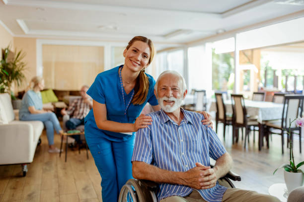 mein arzt sorgt dafür, dass ich gut versorgt bin - medicare krankenversicherung stock-fotos und bilder