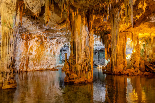 intérieur de la grotte de neptune, une grotte de stalactites près d’alghero sur l’île de sardaigne, en italie - grotte photos et images de collection