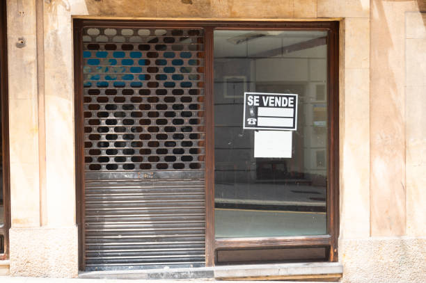 Commercial space with a 'for sale' (se vende) sign in Spain
