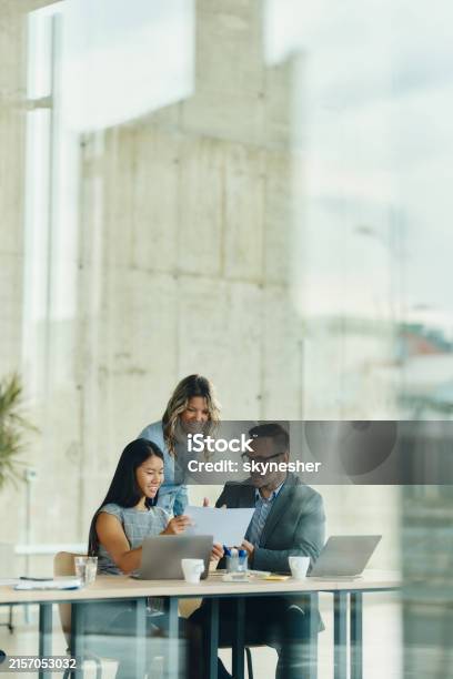 Happy Business Team Working On Reports In The Office Hình ảnh Sẵn có - Tải xuống Hình ảnh Ngay bây giờ