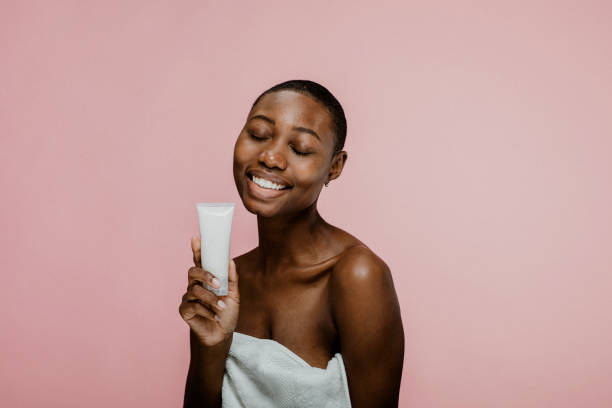 istock Happy black woman with a container mockup 2157060040