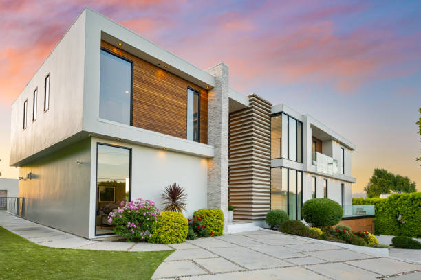 istock Contemporary house adjacent to tree-lined sidewalk and grassy lawn 2157067773