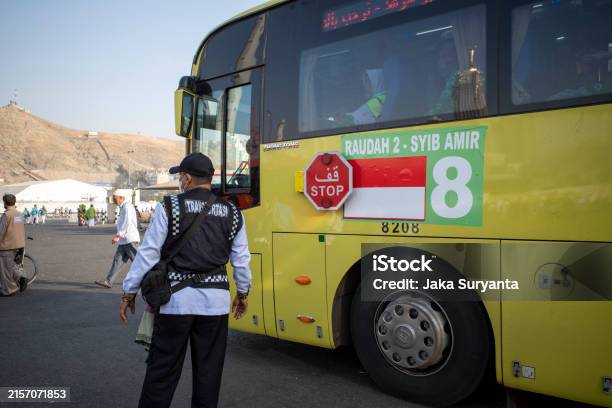 Seorang Petugas Haji Indonesia Sedang Bertugas Di Terminal Bus Shib Amir Dekat Masjid Al Haram Makkah Foto Stok - Unduh Gambar Sekarang